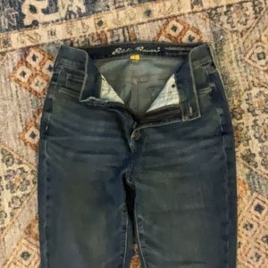 Eddie Bauer women’s jeans size 6 slightly curved high rise, skinny leg.